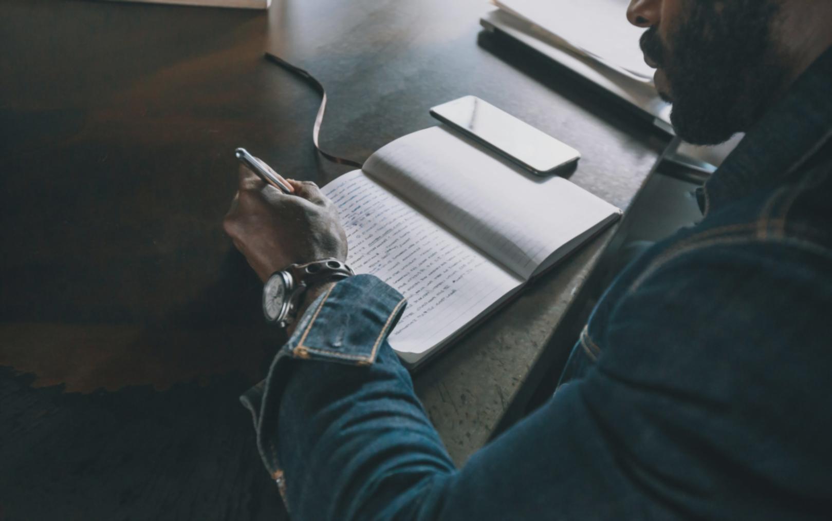 Encuentro sobre planificación financiera familiar con ejemplos reales