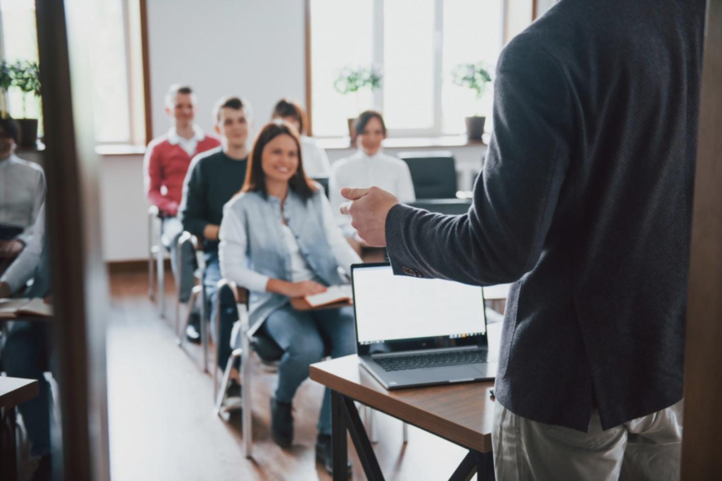 Profesionales analizando datos financieros en sesión de formación