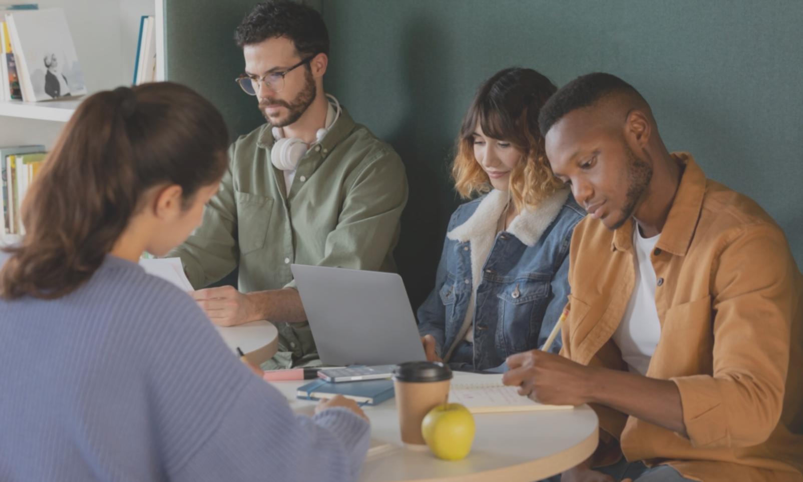 Sesión en vivo de webinar sobre finanzas con ejemplos prácticos y casos reales