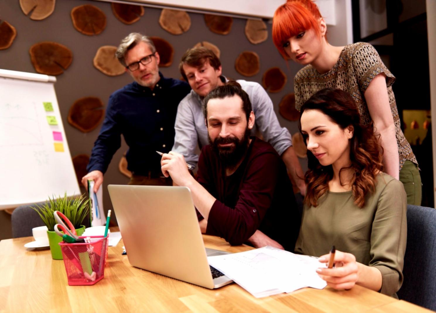 Espacio de trabajo profesional con análisis financieros