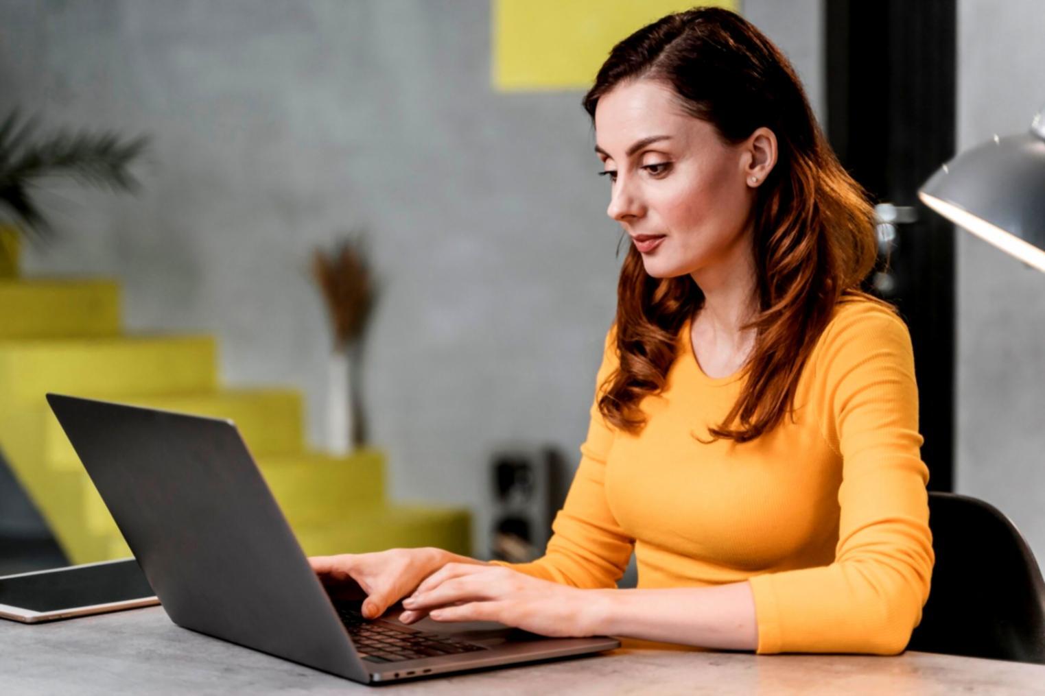 Análisis financiero personalizado con documentos y gráficos