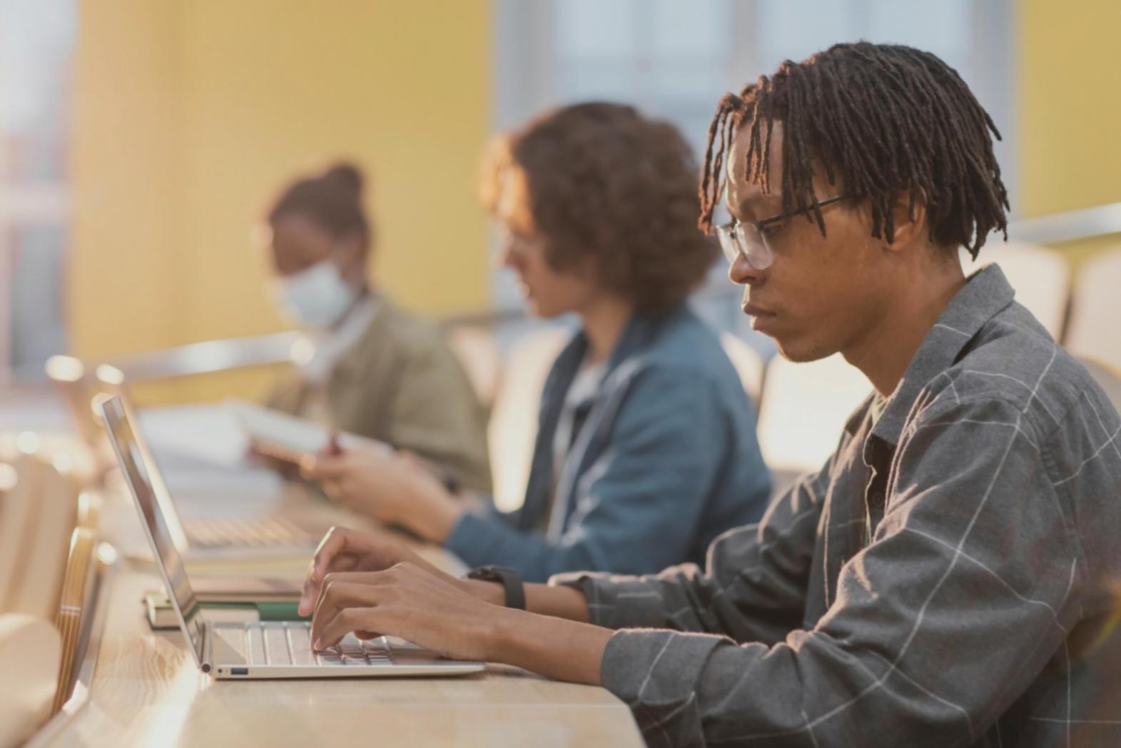 Análisis de datos financieros en pantalla durante formación